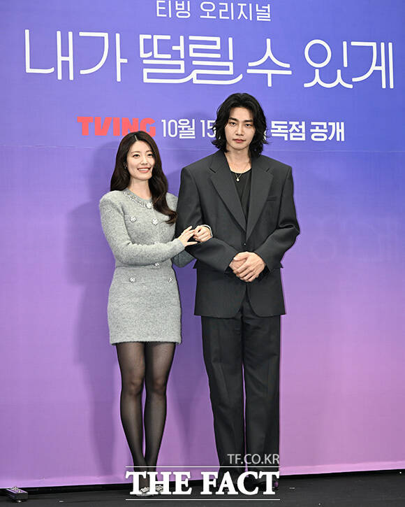 남지현과 김재영이 '손 하트 포즈'를 취하고 있다.
