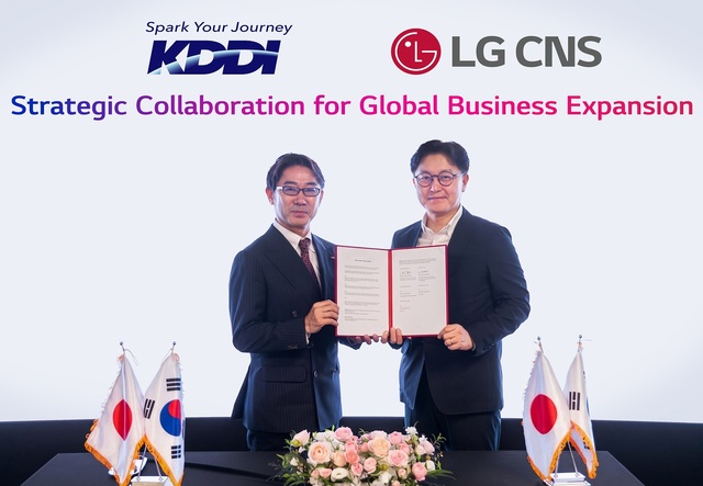 박상균 LG CNS 전무(오른쪽)와 마츠우라 켄타로 KDDI 비즈니스그로스 사업본부 부사업본부장이 업무협약식에서 기념 촬영하고 있다. /LG CNS