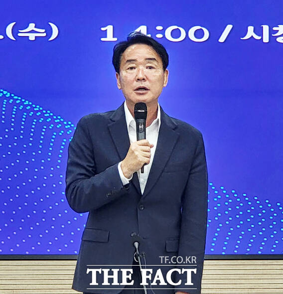 황병직 영주시장이 14일 열린 취임 100일 기자간담회에서 발언하고 있다. /김성권 기자