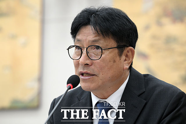 의원 질의에 답변하는 도성훈 인천시교육감.