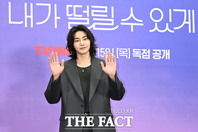 남지현과 김예지 감독, 김재영이 '화이팅 포즈'를 취하고 있다.