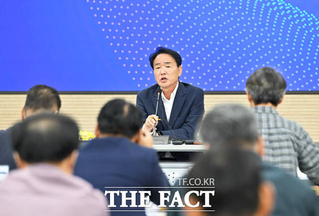 황병직 영주시장이 14일 열린 취임 100일 기자간담회에서 질의에 답변하고 있다. /김성권 기자