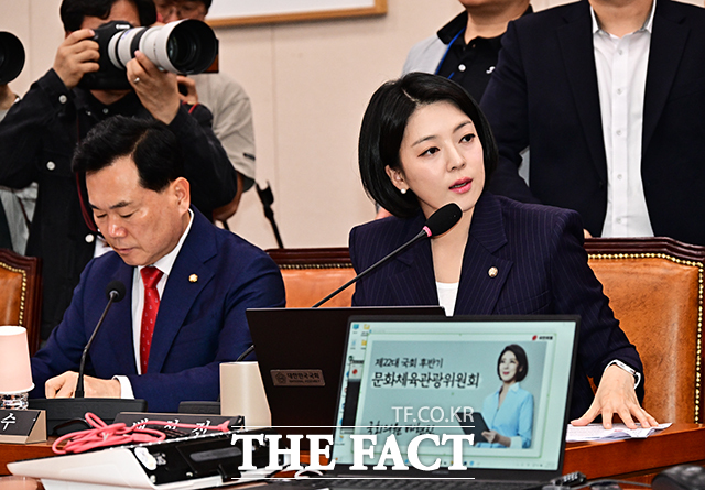 배현진 국민의힘 의원(오른쪽)이 7일 오후 서울 여의도 국회 문화체육관광위원회에서 열린 문화체육관광부에 대한 국정감사에 참석해 증인으로 출석한 박진영 대중문화교류위원회 위원장에게 질의하고 있다. /더팩트 DB