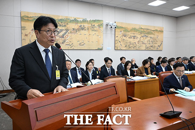 도성훈 인천시교육감이 업무 보고를 하고 있다.