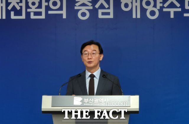 전재수 부산시장이 14일 부산시청 프레스룸에서 퐁피두 분관 건립 취소 관련 기자회견을 하고 있다. /손연우 기자