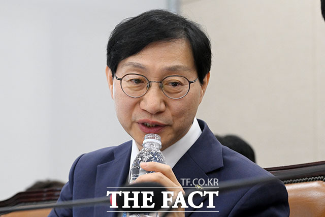 김성주 국민연금공단 이사장이 14일 오전 서울 여의도 국회 보건복지위원회에서 열린 국민연금공단에 대한 국정감사에서 물을 마시고 있다. /국회=서예원 기자