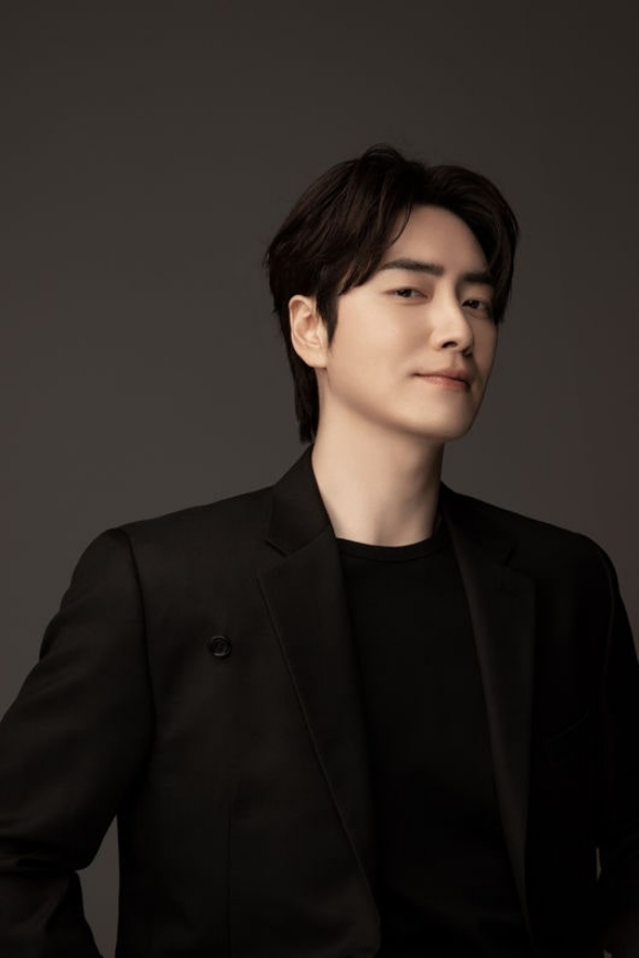 배우 이준혁이 티빙 오리지널 드라마 로또 1등도 출근합니다에서 영업 5팀 팀장 공은태 역을 맡아 극을 이끌었다. /에이스팩토리