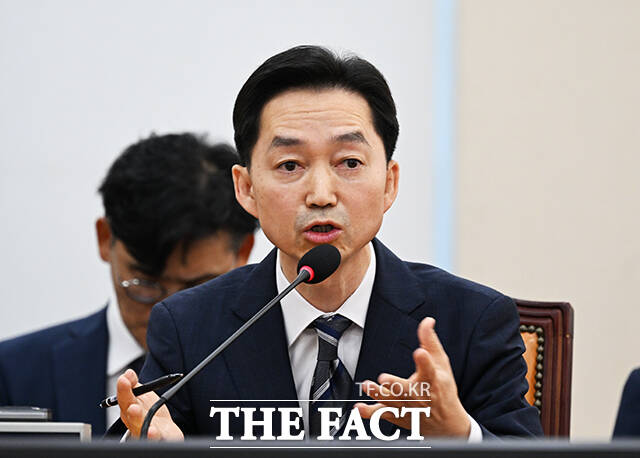 김지용 초대 중대범죄수사청(중수청)장 후보자가 14일 오전 서울 여의도 국회 행정안전위원회에서 열린 인사청문회에 출석해 생각에 잠겨 있다.