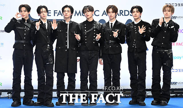 그룹 알파드라이브원이 미니앨범 'UNBREAKABLE : 少年BEAST'로 빌보드 차트에 진입했다. 사진은 9월 19일 열린 '2026 더팩트 뮤직 어워즈(2026 THE FACT MUSIC AWARDS, TMA)' 블루카펫에 선 알파드라이브원의 준서 아르노 리오 상원 안신 씬롱 상현(왼쪽부터)의 모습이다./김성렬 기자