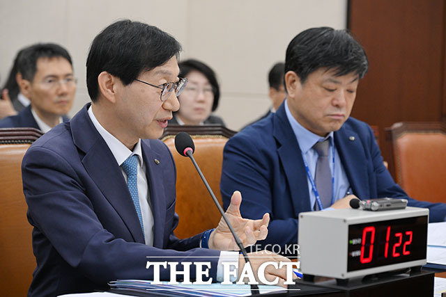 김성주 국민연금공단 이사장이 14일 오전 서울 여의도 국회 보건복지위원회에서 열린 국민연금공단에 대한 국정감사에서 물을 마시고 있다. /국회=서예원 기자