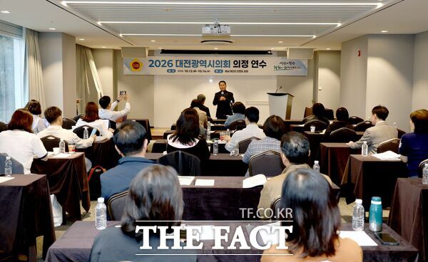 대전시의회가 12~14일 2박 3일간 안면도 일원에서 전체 의원 정기 의정연수를 진행한 가운데 조성칠 의장이 인사말을 하고 있다. /대전시의회