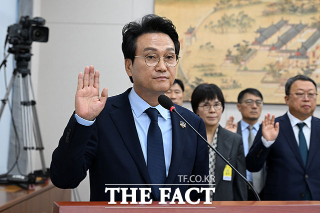 안민석 경기도교육감이 선서를 하고 있다.