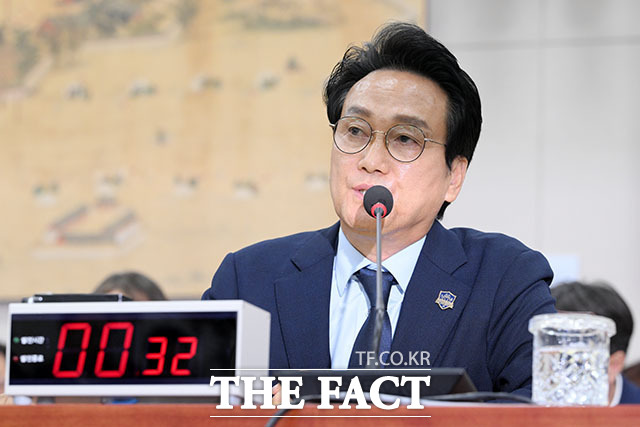 안민석 경기도교육감이 14일 국회 교육위원회의 경기도교육청 국정감사에서 의원 질의에 답변하고 있다. /경기도교육청