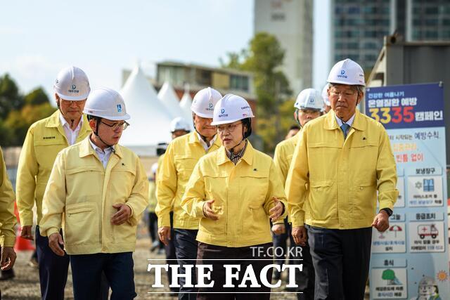 한성숙 국무총리가 13일 경기 수원시 영통1구역 재개발사업 현장을 방문해 관계자들과 사업 추진 상황을 점검하고 있다. /수원시