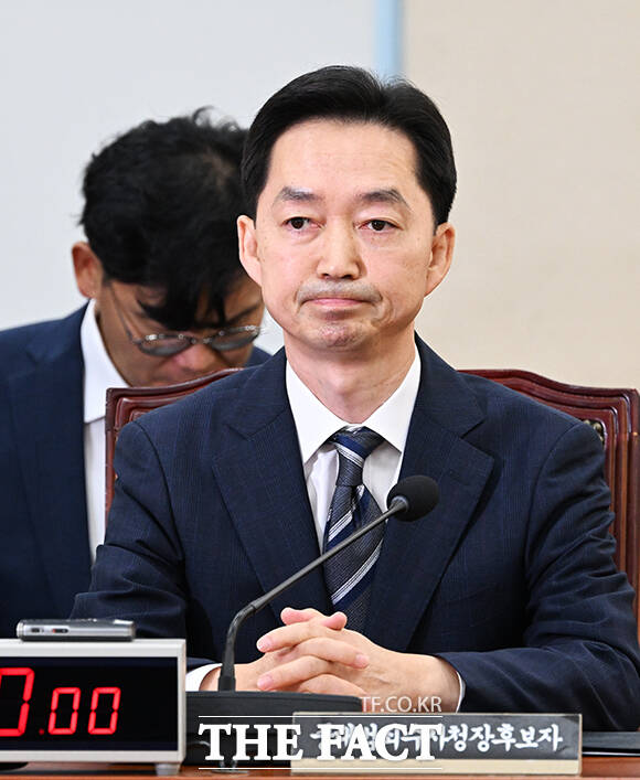 김지용 초대 중대범죄수사청(중수청)장 후보자가 14일 오전 서울 여의도 국회 행정안전위원회에서 열린 인사청문회에 출석해 생각에 잠겨 있다.