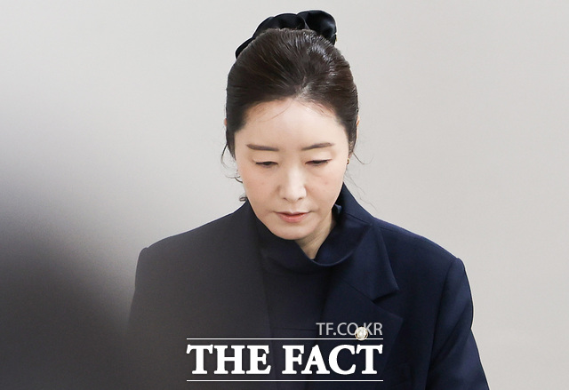 지방선거 공천을 대가로 1억 원을 주고받은 혐의로 기소된 무소속 강선우 의원(왼쪽)과 김경 전 서울시의원이 14일 오후 서울 서초구 서울중앙지방법원에서 열린 1심 선고공판에 출석하고 있다. /임영무 기자