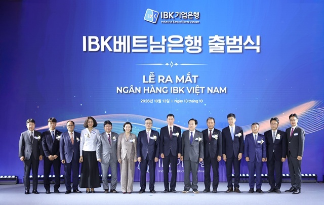지난 13일 베트남 하노이에서 개최된 'IBK베트남은행 출범식'에서 (왼쪽 여섯 번째부터) 이미연 주베트남 대한민국 대사, 팜꽝중 베트남 중앙은행 부총재, 장민영 IBK기업은행장, 김기문 중소기업중앙회 회장, 고태연 주베트남한국상공인연합회 회장, (맨 오른쪽) 박경일 IBK베트남은행 법인장 등이 기념촬영을 하고 있다. /IBK기업은행