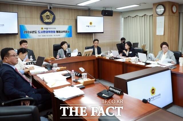 세종시의회 도시환경위원회가 13일 교통국과 도로관리사업소를 대상으로 2026년도 행정사무감사 2일 차 감사를 펼치고 있다. /세종시의회