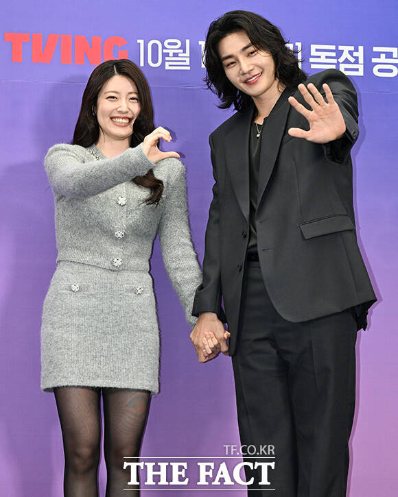 남지현과 김재영이 '손 하트 포즈'를 취하고 있다.