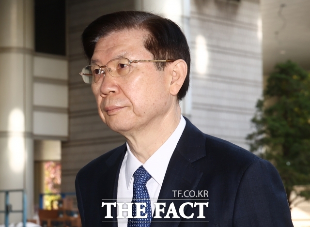 박종준 전 대통령경호처장이 7일 오전 서울 서초구 서울중앙지법에서 열린 윤석열 전 대통령의 특수공무집행방해 등 혐의 속행 공판에 증인으로 출석하고 있다. /이새롬 기자 (현장풀)