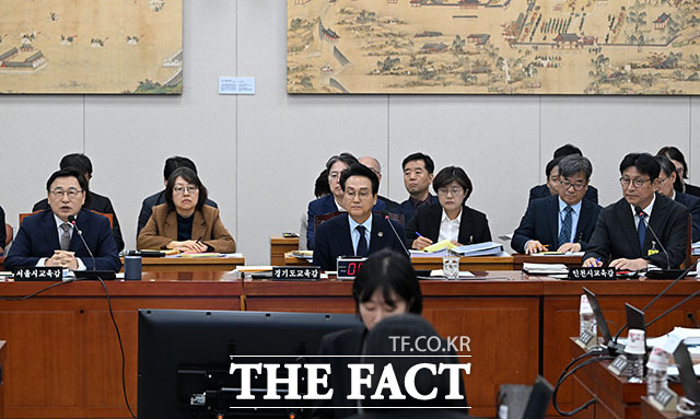 정근식 서울시교육감(왼쪽)이 질의에 답변하고 있다. 왼쪽부터 정 교육감과 안민석 경기도교육감, 도성훈 인천시교육감.