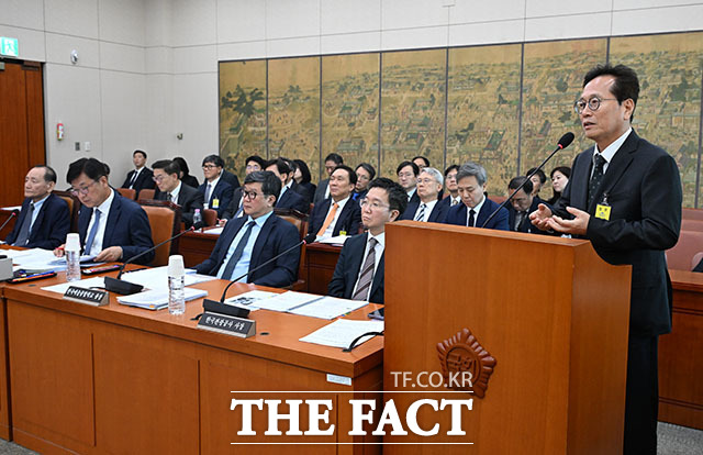 황교익 한국문화관광연구원장이 답변하고 있다.