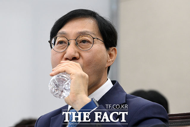 김성주 국민연금공단 이사장이 14일 오전 서울 여의도 국회 보건복지위원회에서 열린 국민연금공단에 대한 국정감사에서 물을 마시고 있다. /국회=서예원 기자