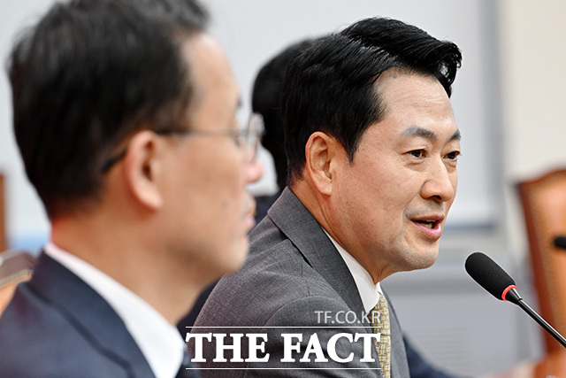 장동혁 국민의힘 대표는 14일 공천 헌금 명목으로 1억 원을 주고받은 혐의로 기소된 강선우 무소속 의원과 김경 전 서울시의원의 1심 판결을 언급하며 