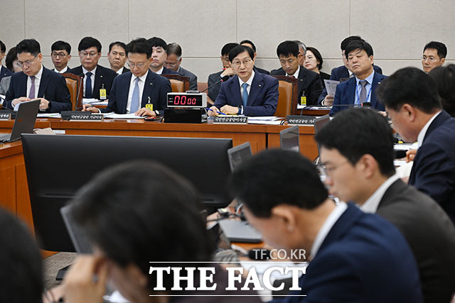 김성주 국민연금공단 이사장이 14일 오전 서울 여의도 국회 보건복지위원회에서 열린 국민연금공단에 대한 국정감사에서 물을 마시고 있다. /국회=서예원 기자