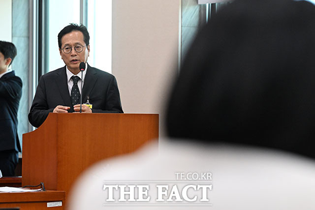 황교익 한국문화관광연구원장이 답변하고 있다.