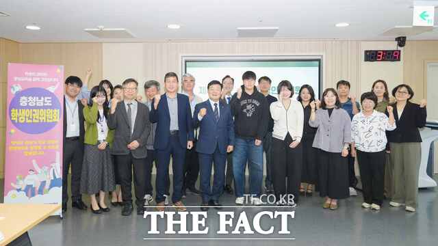 14일 충남교육청교육과정평가정보원에서 이병도 교육감이 제4기 충남도학생인권위원회 위원에게 위촉장을 전달한 후 기념촬영을 하고 있다. /충남도교육청