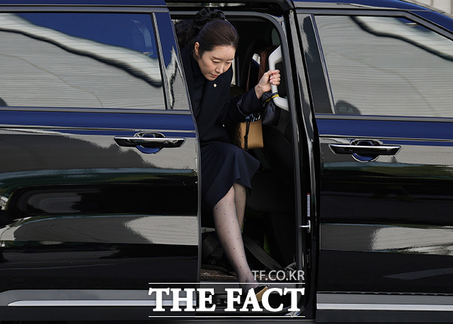 강 의원이 법정으로 이동하고 있다.