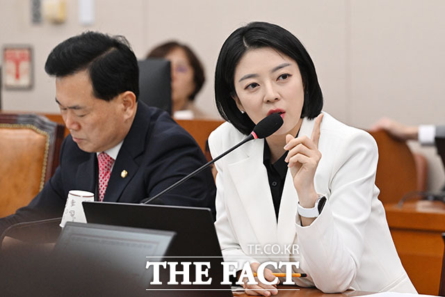 배현진 국민의힘 의원(오른쪽)이 14일 오후 서울 여의도 국회에서 열린 문화체육관광위원회의 한국관광공사 등 문화체육관광부 산하 공공기관 및 유관기관 국정감사에서 황교익 한국문화관광연구원장에게 질의하고 있다. /국회=서예원 기자