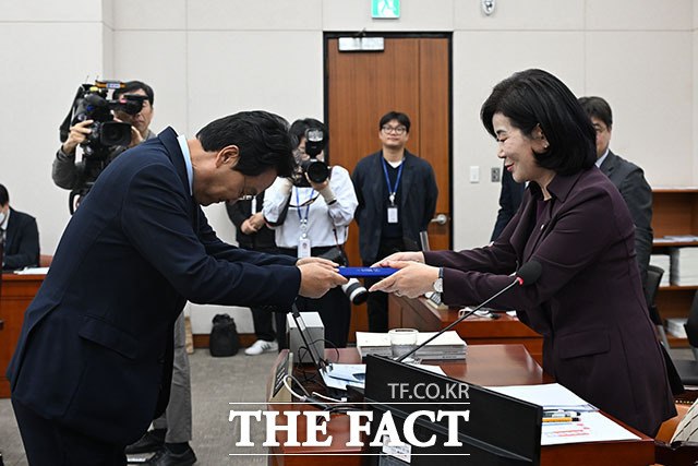 안민석 경기도교육감이 증인 선서문을 김희정 위원장에게 제출하고 있다.
