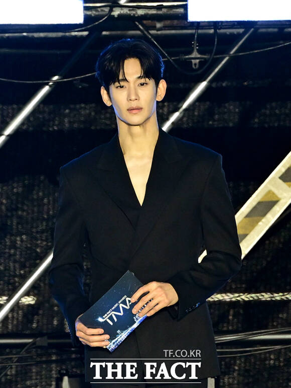 배우 김수현이 아동복지법 위반 등에 관해 혐의없음 처분을 받았음에도 이어지는 허이 주장에 법적대응을 예고했다. 사진은 지난달 19일 부산에서 열린 '2026 더팩트 뮤직 어워즈'에 참석한 모습이다. /이새롬 기자