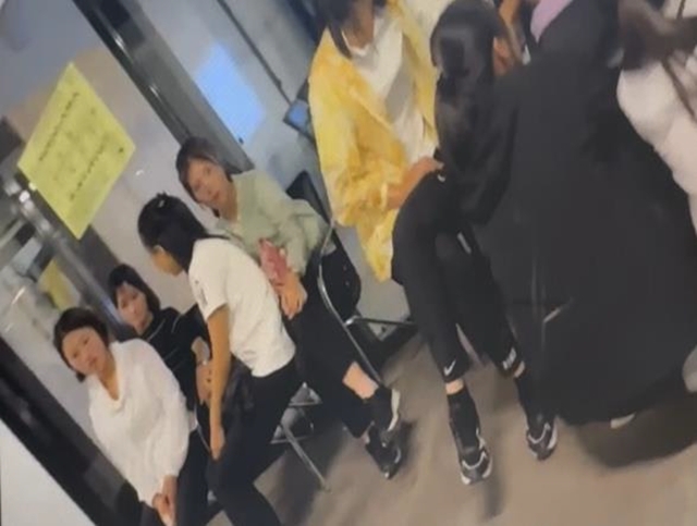 미국 비정부기구(NGO) 북한인권이사회(HRNK)는 지난 9일 러시아 최대 드론 거점으로 부상한 알라부가 특별경제구역(SEZ)에서 북한 노동자들이 올해 초부터 목격됐다고 밝혔다. 사진은 알라부가에서 포착된 북한 노동자들의 모습. /HRNK 보고서 갈무리