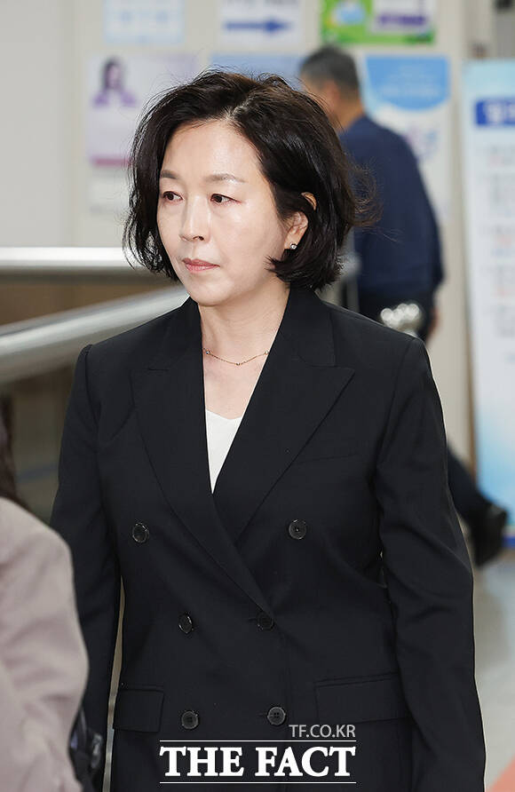 지방선거 공천을 대가로 1억 원을 주고받은 혐의로 기소된 무소속 강선우 의원(왼쪽)과 김경 전 서울시의원이 14일 오후 서울 서초구 서울중앙지방법원에서 열린 1심 선고공판에 출석하고 있다. /임영무 기자