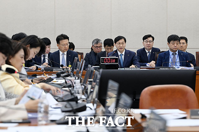김성주 국민연금공단 이사장이 14일 오전 서울 여의도 국회 보건복지위원회에서 열린 국민연금공단에 대한 국정감사에서 물을 마시고 있다. /국회=서예원 기자