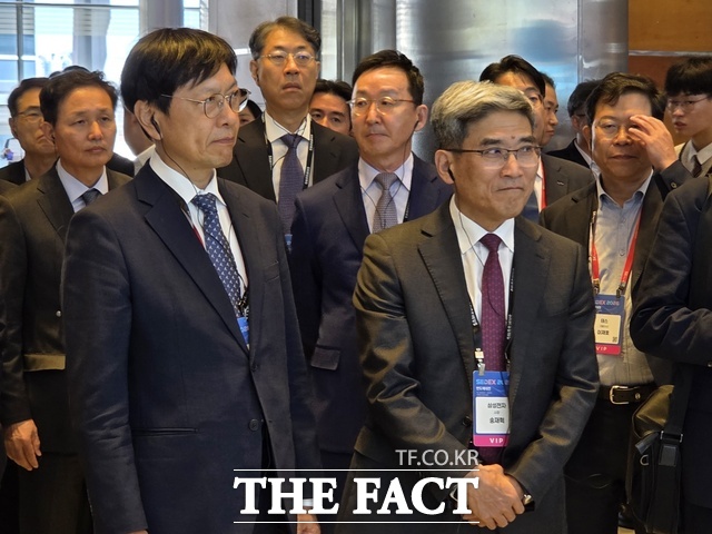 안현 SK하이닉스 개발총괄 사장(왼쪽), 송재혁 삼성전자 DS부문 최고기술책임자 사장이 14일 서울 강남구 코엑스에서 열린 'SEDEX 2026'에서 설명을 듣고 있다. /강남=우지수 기자