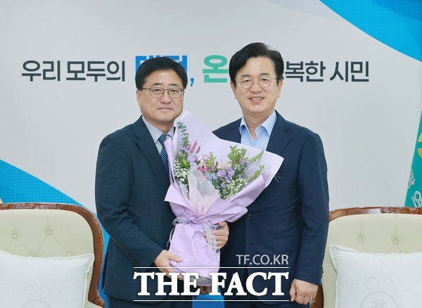 허태정 대전시장이 14일 임재진 신임 대전시 기획조정실장에서 임명을 축하하며 꽃다발을 전달하고 있다. /대전시