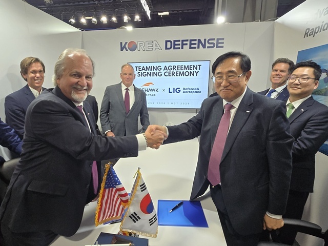 LIG D&A는 미국 워싱턴DC에서 열린 미 육군 방산전시회 ‘AUSA 2026’에서 파이어호크와 비궁 추진체계 개발 협력을 위한 협력협정(TA)을 체결했다. 사진은 백형식 LIG D&A 해외사업부부문장(앞줄 오른쪽)과 브래드 슈나이더 파이어호크 CFO(앞줄 왼쪽). /LIG D&A