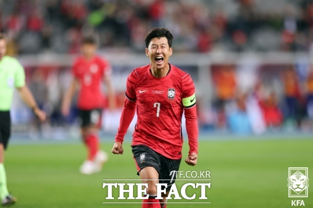 한국축구의 캡틴 손흥민이 6일 용인미르스타디움에서 벌어진 우즈베키스탄과 친선경기에서 A매치 통산 59호골을 터트려 한국 축구 사상 최다골을 기록한 뒤 환호하고 있다./용인=KFA