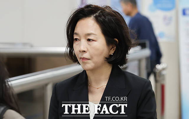 1억원의 공천 헌금 의혹을 받는 김경 전 서울시의원이 14일 서울 서초구 서울중앙지방법원에서 열린 1심 선고 공판에 출석하고 있다. /임영무 기자
