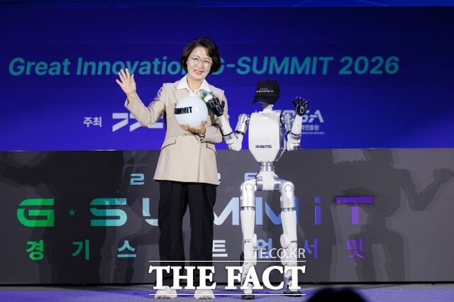 14일 개막한 '2026 경기 스타트업 서밋(G-SUMMIT 2026)'에서 추미애 경기도지사가 휴머노이드 로봇과 인사하고 있다. /경기도