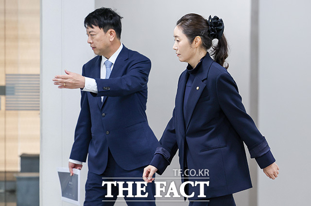 강 의원이 법정으로 이동하고 있다.