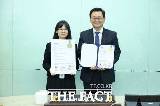 13일 민경선 고양시장(오른쪽)과 김동은 주무관이 특허 등록을 축하하며 차담회를 가진 뒤 기념 촬영을 하고 있다. /고양시