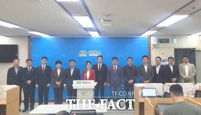 14일 천안시의회 국민의힘 소속 의원 13명이 천안시청 브리핑실에서 기자회견을 열고, 외곽순환도로 목천~배방 구간의 국도·국지도 건설계획 미반영에 대해 강하게 비판하며 조속한 사업 추진을 촉구하고 있다. /정효기 기자