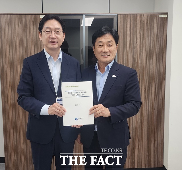 류경완(오른쪽) 남해군수 대통령비서실 김경수 정무특보를 만나 지역 주요현안사업에 대해 설명하고 제5차 국가철도망 구축계획에 대전∼남해선을 반영해 줄 것을 건의했다. /남해군