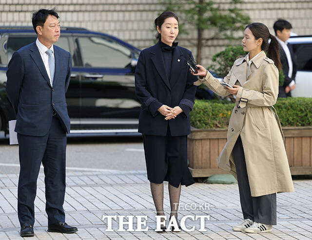 강 의원이 법정으로 이동하고 있다.