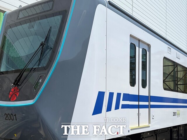 전남광주시는 14일 광주 도시철도 2호선 전동차의 첫 차량기지 입고를 시작으로 오는 11월까지 전동차 17편성(34량)을 순차적으로 반입, 본격적인 시운전 준비에 들어간다. /전남광주시